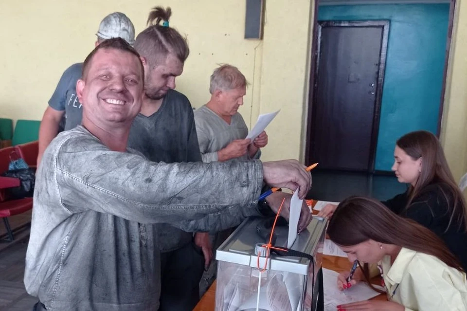 Луганские шахтеры проголосовали на выборах. Фото: администрация Свердловска и района