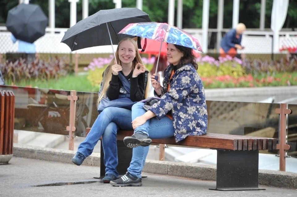 Зонты сегодня, может, и пригодятся, правда в ветренную погоду лучше выбирать дождевики или сидеть дома.