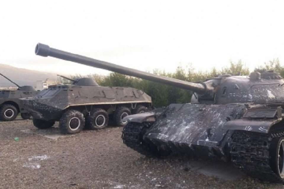 Подростки испортили танки в парке военной техники в Магадане