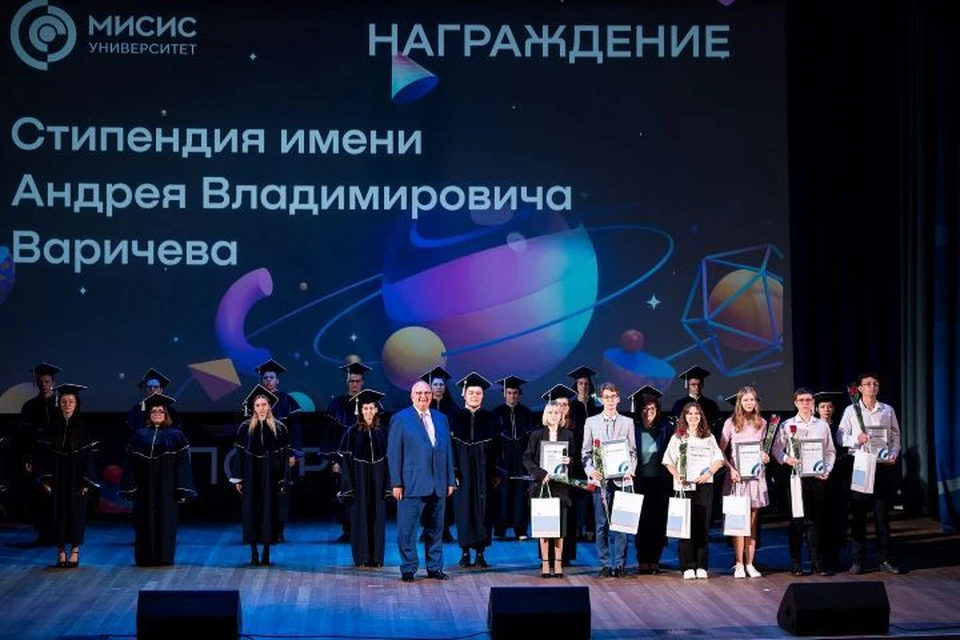 Заместитель генерального директора по устойчивому развитию и корпоративным коммуникациям Металлоинвеста Юлия Мазанова поздравила первокурсников