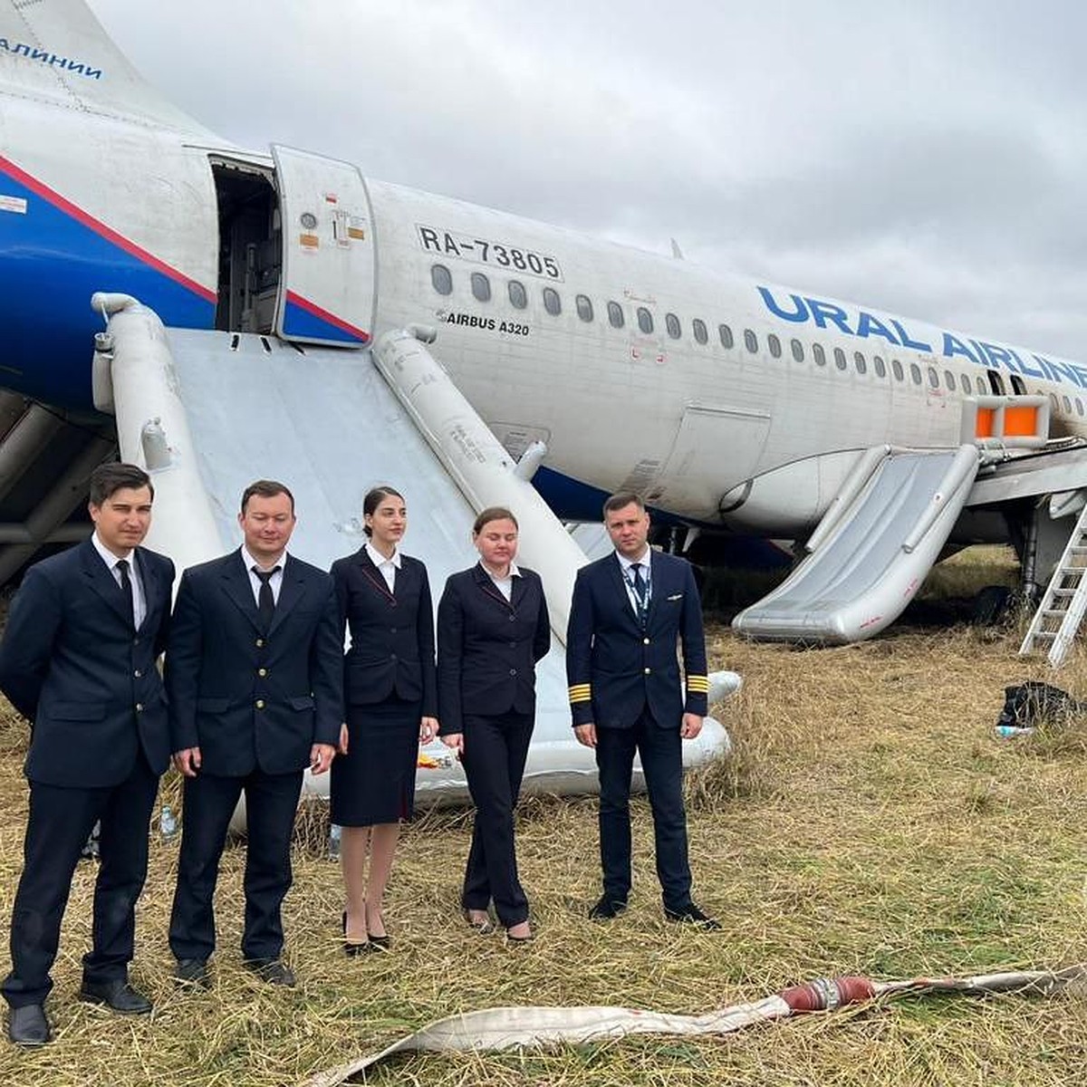 Полная запись переговоров пилота самолета Сочи - Омск, аварийно севшего в  поле под Новосибирском: 