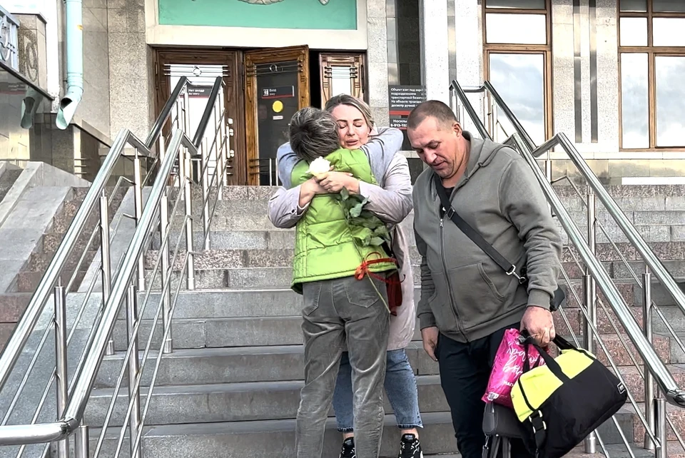 В Омске 39-летнюю Татьяну встретили родные. Фото: скриншот видео.