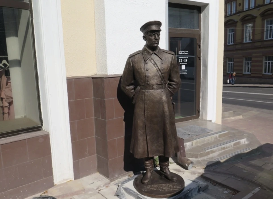 В Смоленске «под часами» установили памятник легендарному милиционеру Курицыну. Фото: пресс-служба администрации города.