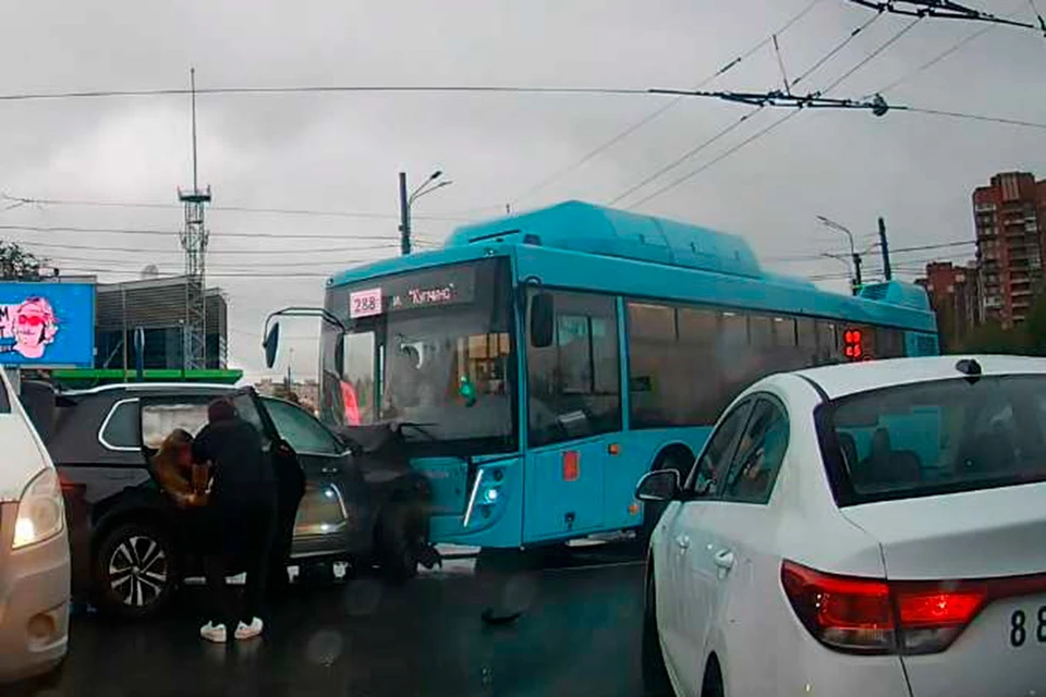 Автобус большевиков дубровка. Автобус Лазурный Наличная ДТП.