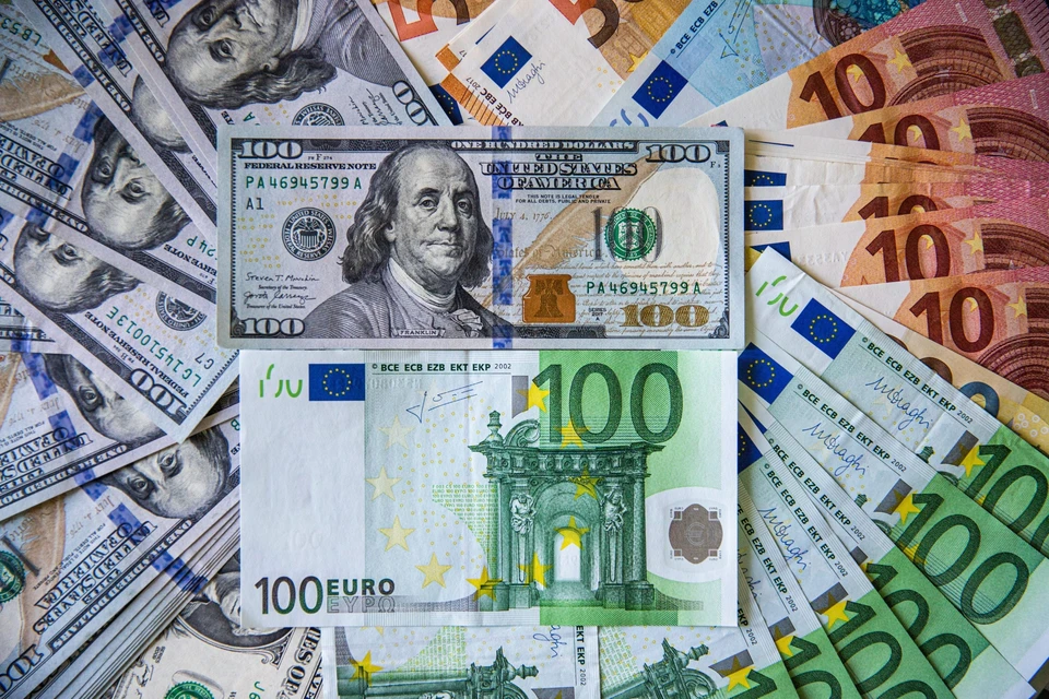 В Молдове доллар и евро продолжают дешеветь.