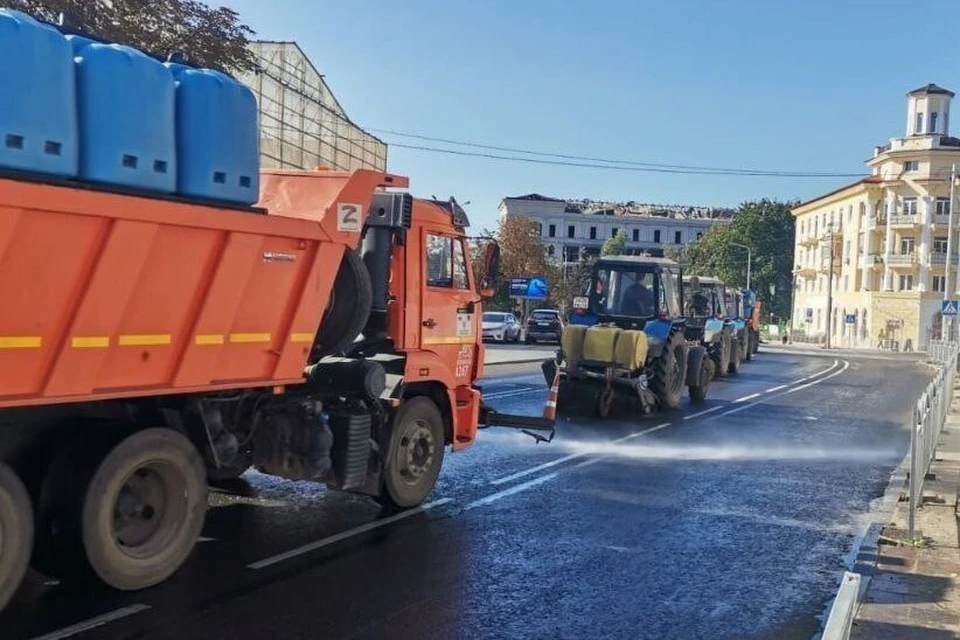Специалисты убирают центральные улицы Мариуполя. Фото: администрация Санкт-Петербурга