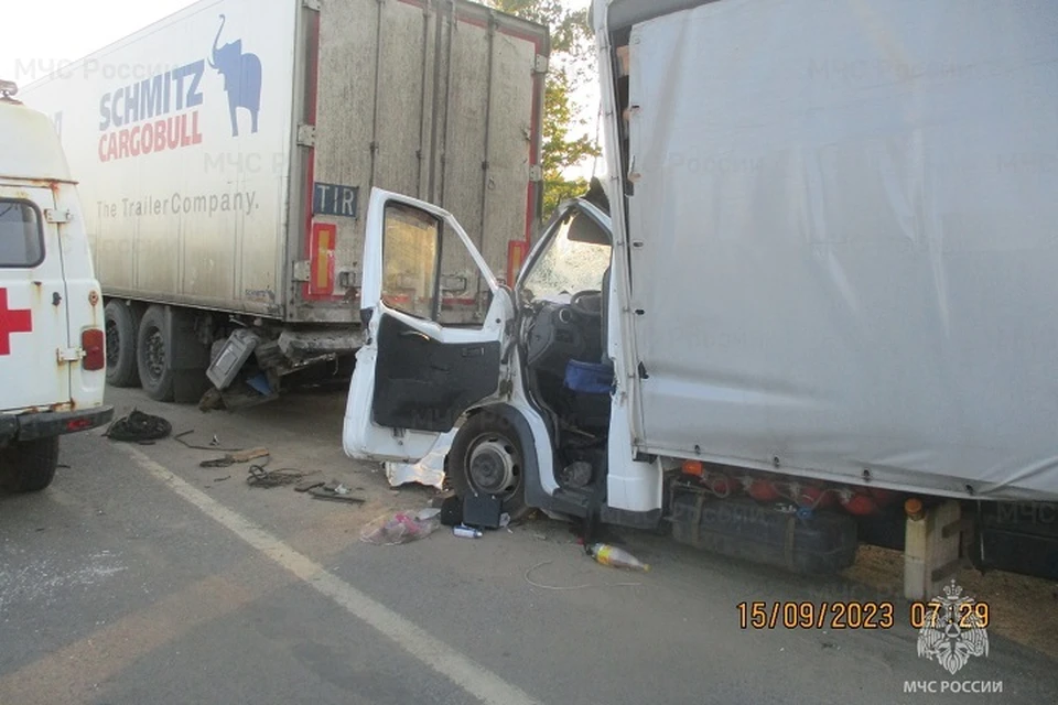 На трассе М8 в Ростовском районе рано утром 15 сентября произошло ДТП.