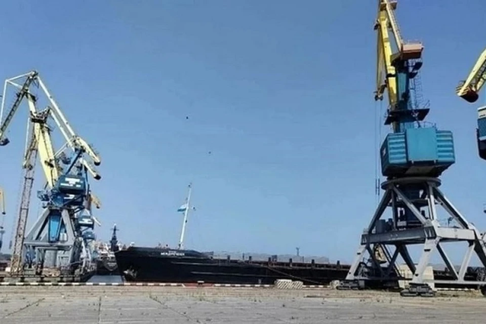 Новая партия железобетонных изделий доставлена в морской порт Мариуполя из Севастополя. Фото: Минтранс ДНР