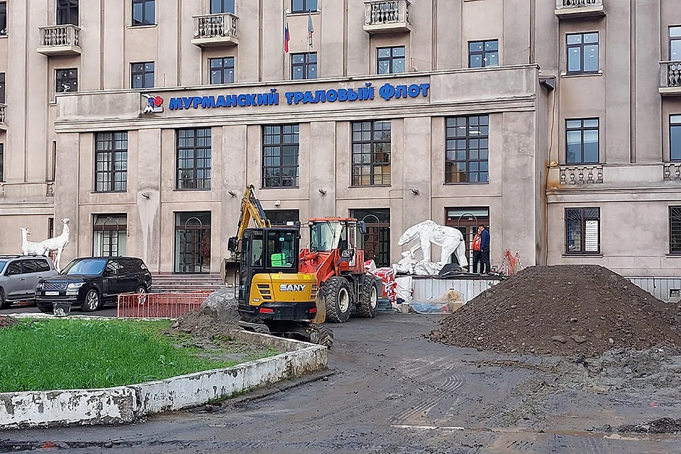 У здания Мурманского тралового флота идет ремонт прилегающей территории, также в порядок приводят крыльцо. Фото: vk.com/murmansk_public_space