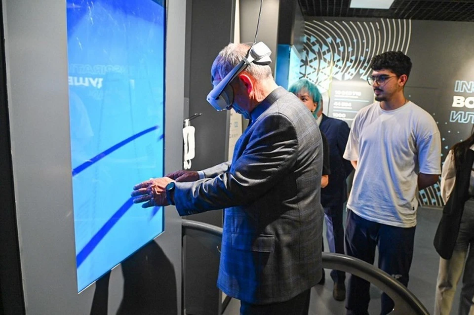 Примерив на себя очки виртуальной реальности, глава Татарстана совершил «прыжок» с вышки дворца водных видов спорта. Фото: t.me/rustamminnikhanov