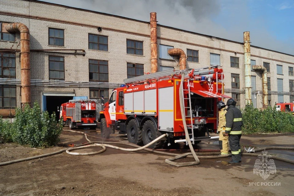 Пожарные продолжают тушить заброшенный завод. / Фото: ГУ МЧС по Самарской области