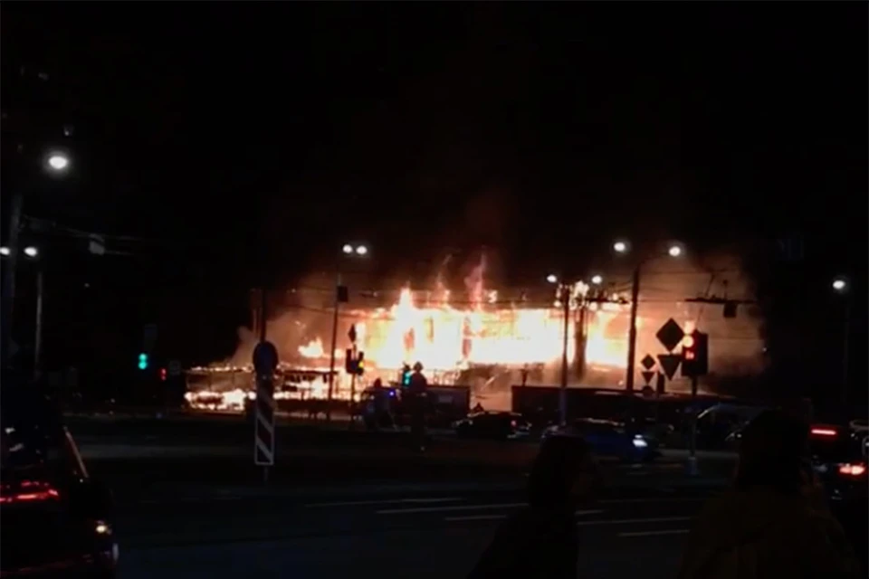 Мощный пожар в ресторане на Бухарестской улице Петербурга локализовали. Фото: скриншот видео