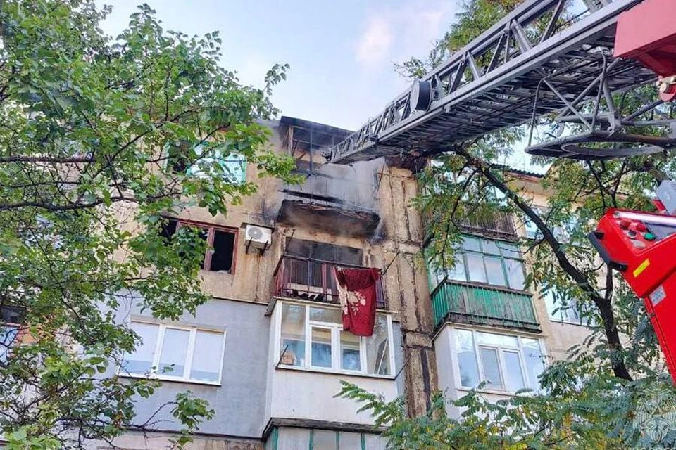 Пожарные спасли семь человек, включая ребенка, из загоревшегося дома в Торезе. Фото: МЧС ДНР