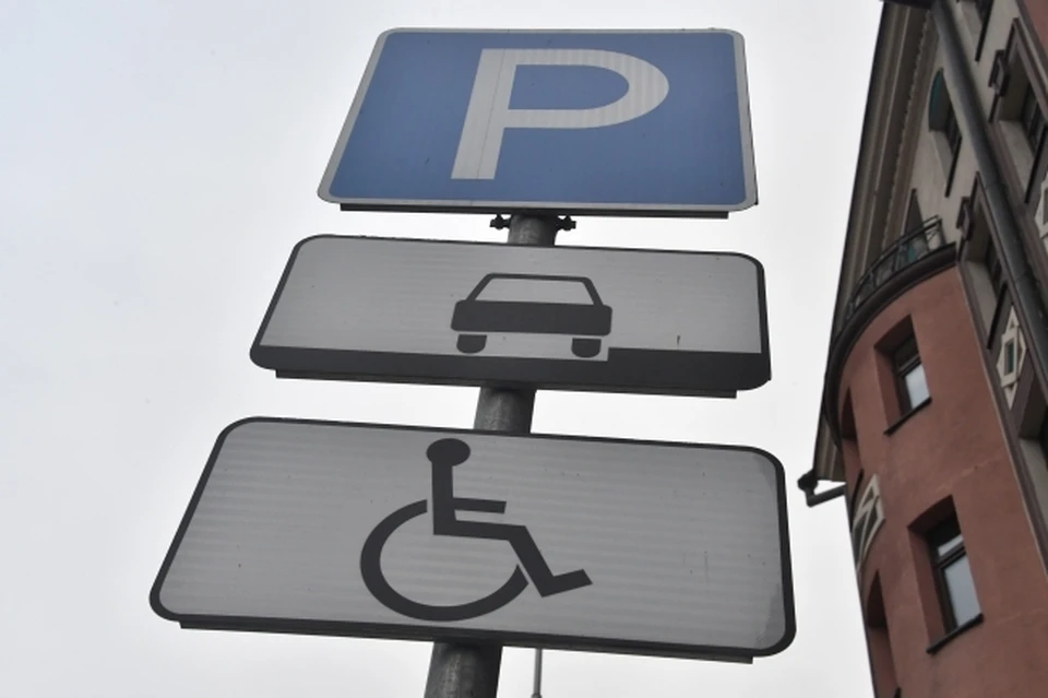 Бесплатно парковать транспортное средство можно только в местах, обозначенных соответствующей разметкой и дорожными знаками.
