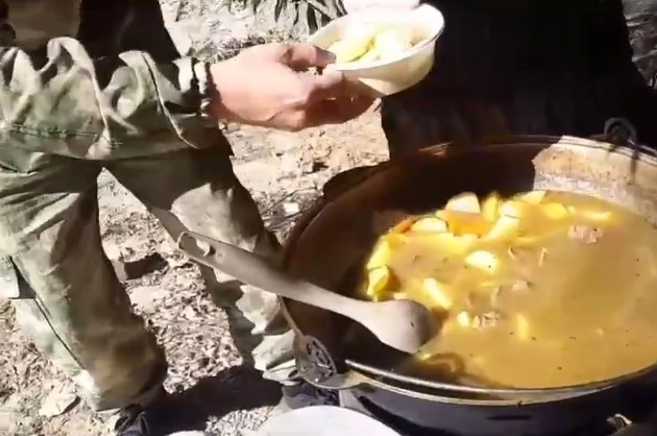 Военнослужащие записали видеоролик, в котором поблагодарили всех, кто передает им гуманитарную помощь