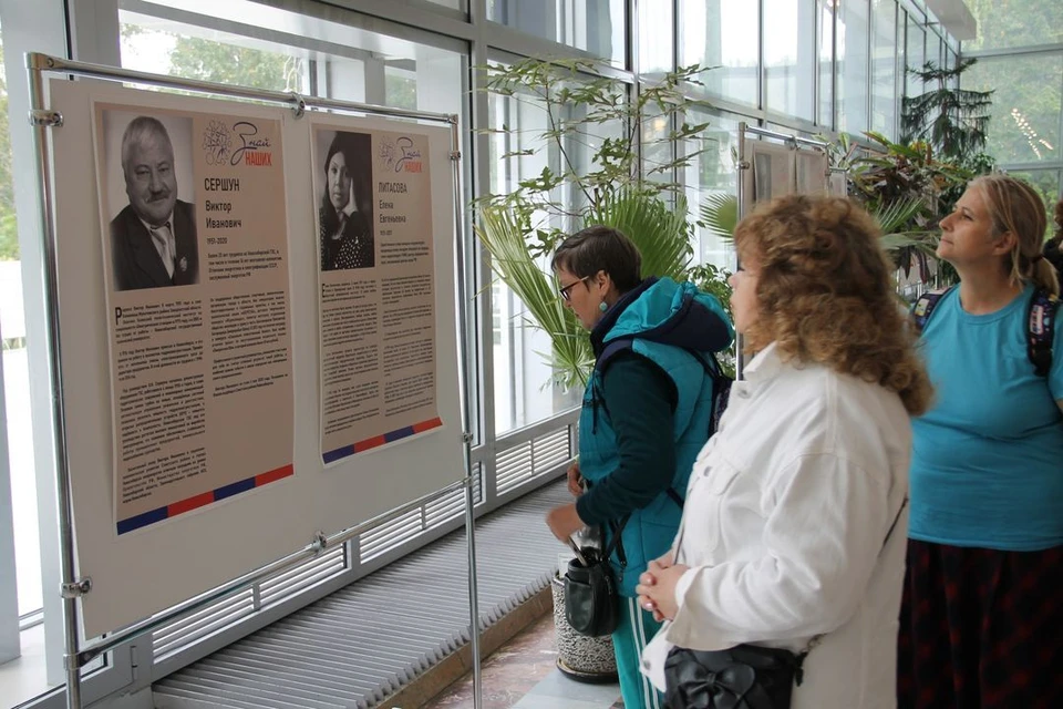 На выставке представлены портреты 18 выдающихся жителей Советского района. Фото: Андрей Сегеда