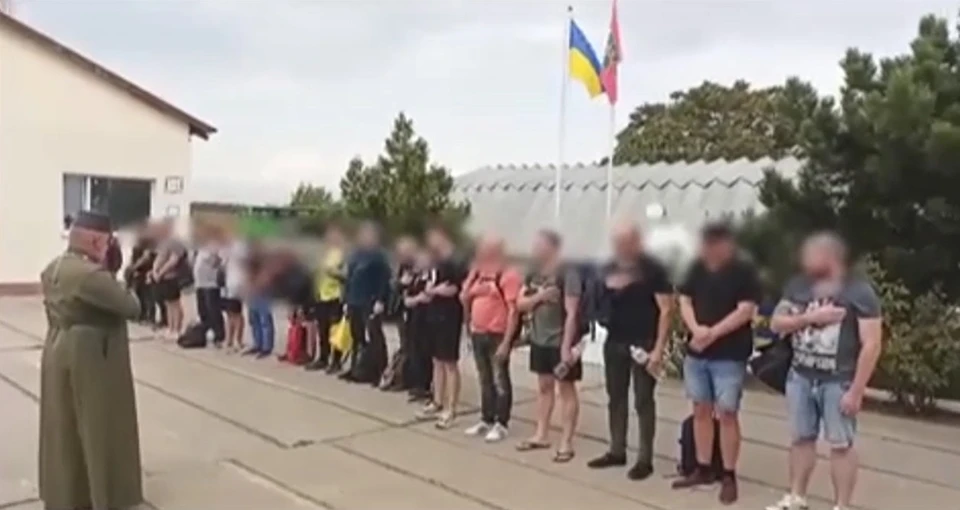 В Одесской области мужчины, пытавшиеся сбежать в Молдову от призыва прослушали проповедь священника и отправились в военкомат. Фото:скриншот видео