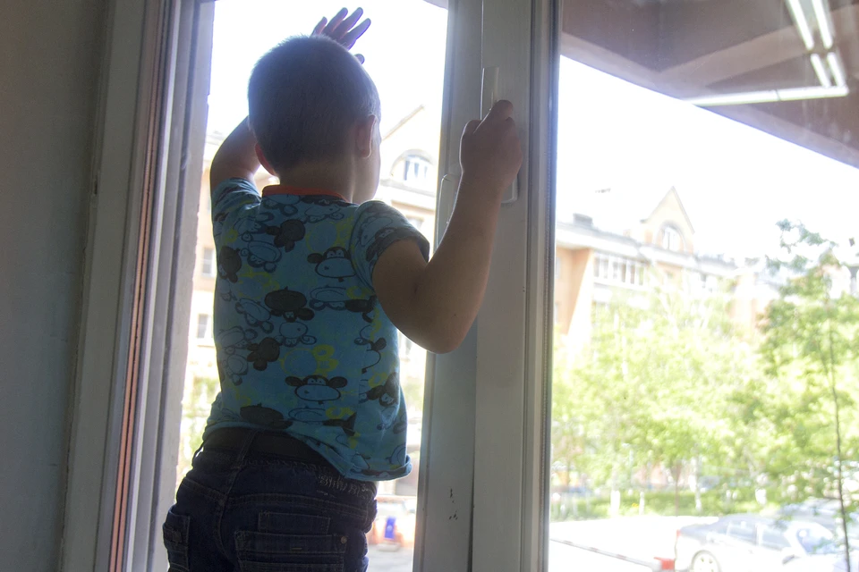 Двухлетний мальчик выпал из окна многоэтажки в Чечне