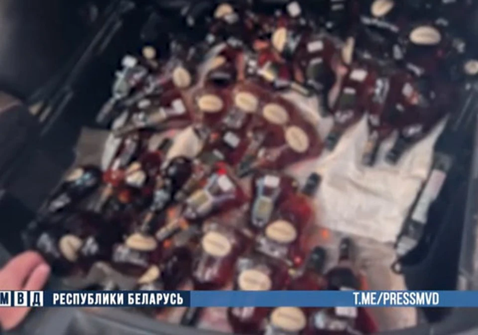 В машине находилась 131 бутылка. Фото: кадр видео МВД Беларуси