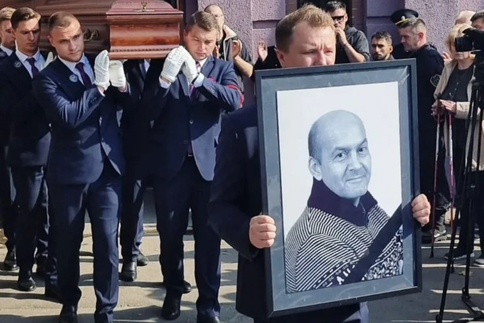 Максим Миллер нес фото Гришечкина перед гробом. Фото: Владимир БРИЛЕВ.
