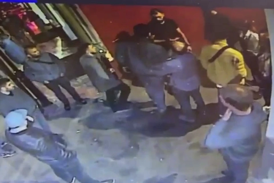 Полиция возбудила уголовное дело по статье «Хулиганство» после нападения посетителя на охранника бара. Скриншот с видео, группа "Подслушано в Ярославле" ВКонтакте