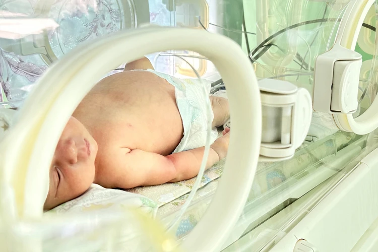 Появился на свет без сознания: в Челябинске родился младенец с гигантскими внутренними органами