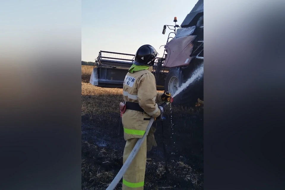 В Липецкой области на поле загорелся комбайн