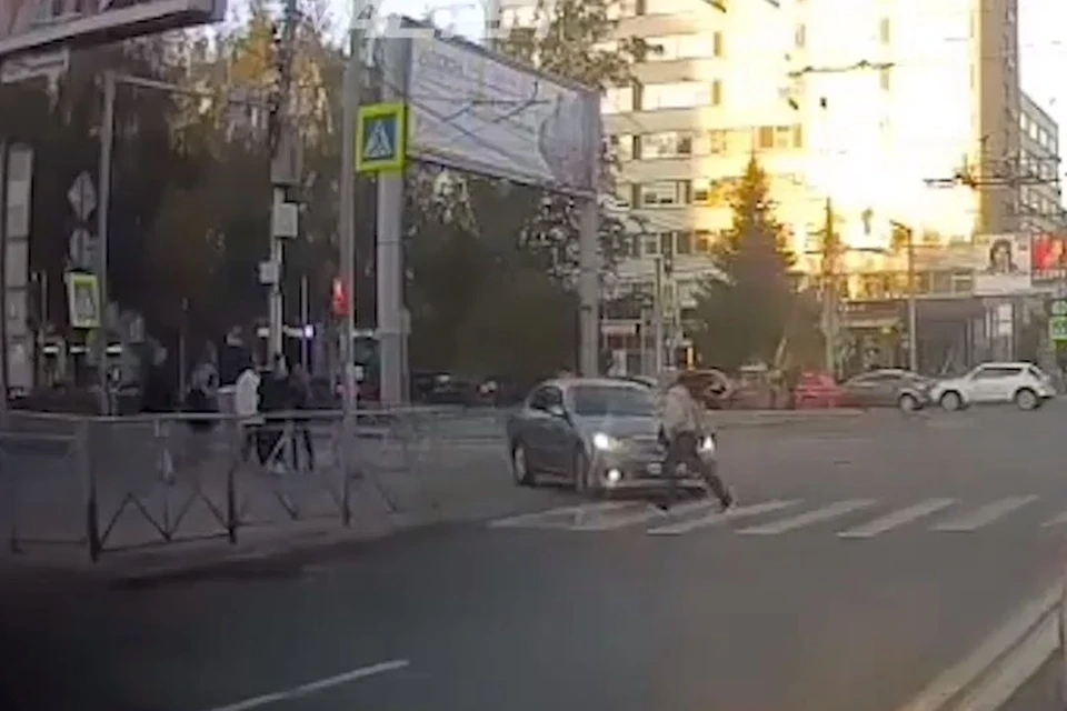 В Новосибирске «Ниссан» сбил пешехода на улице Фрунзе. Фото: стоп-кадр из видео «АСТ-54»