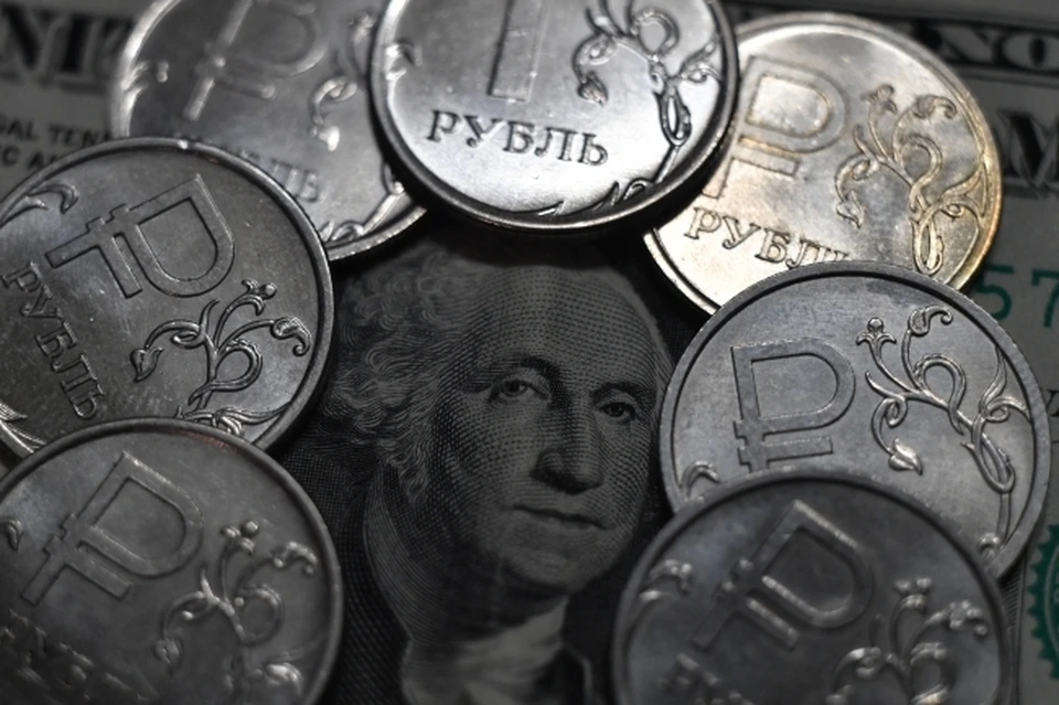 Укреплению курса рубля способствует продажа валюты компания-экспортерам, считает эксперт