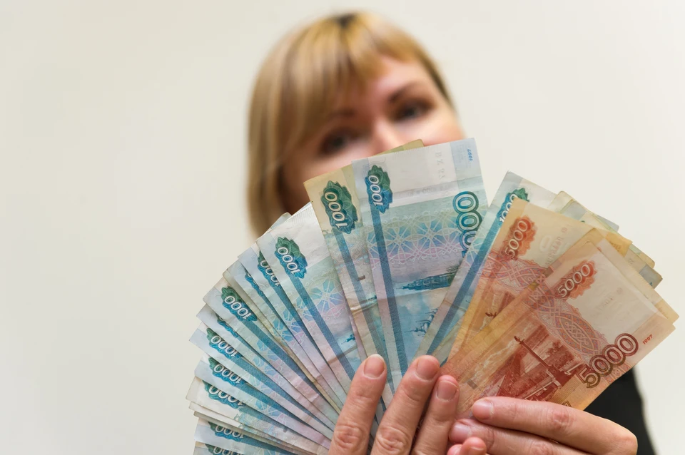 Средняя заработная плата в Петербурге к июлю 2023 года сократилась на 9,4%.