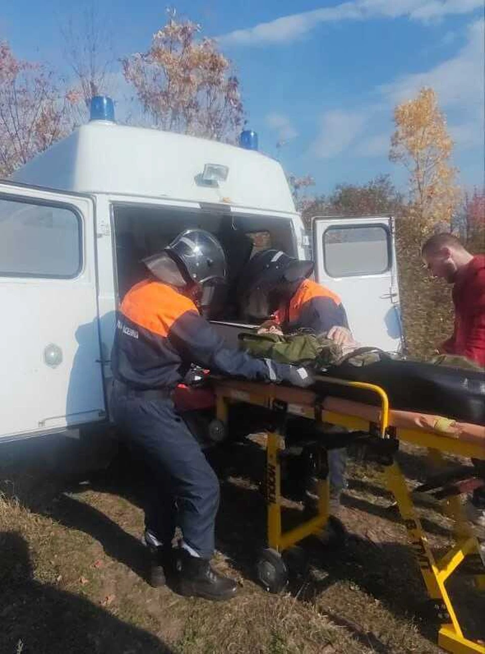 Ульяновские спасатели вынесли с труднопроходимой территории пожилого человека, которому стало плохо. ФОТО: администрация Ульяновска
