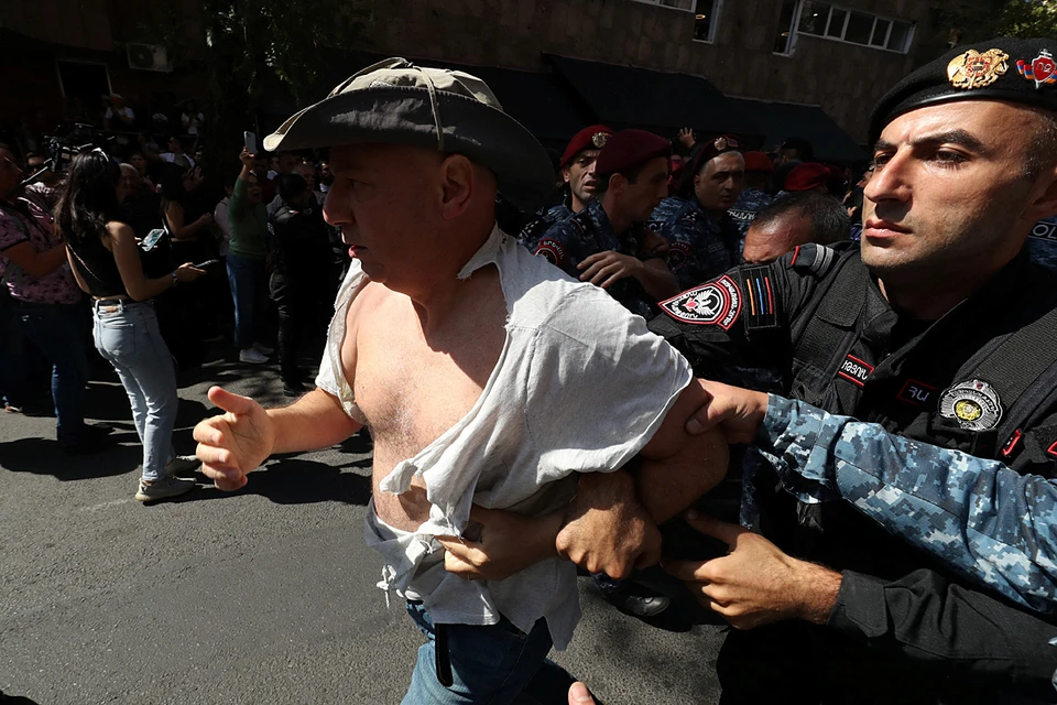 Внутренние войска задерживают протестующих в столице