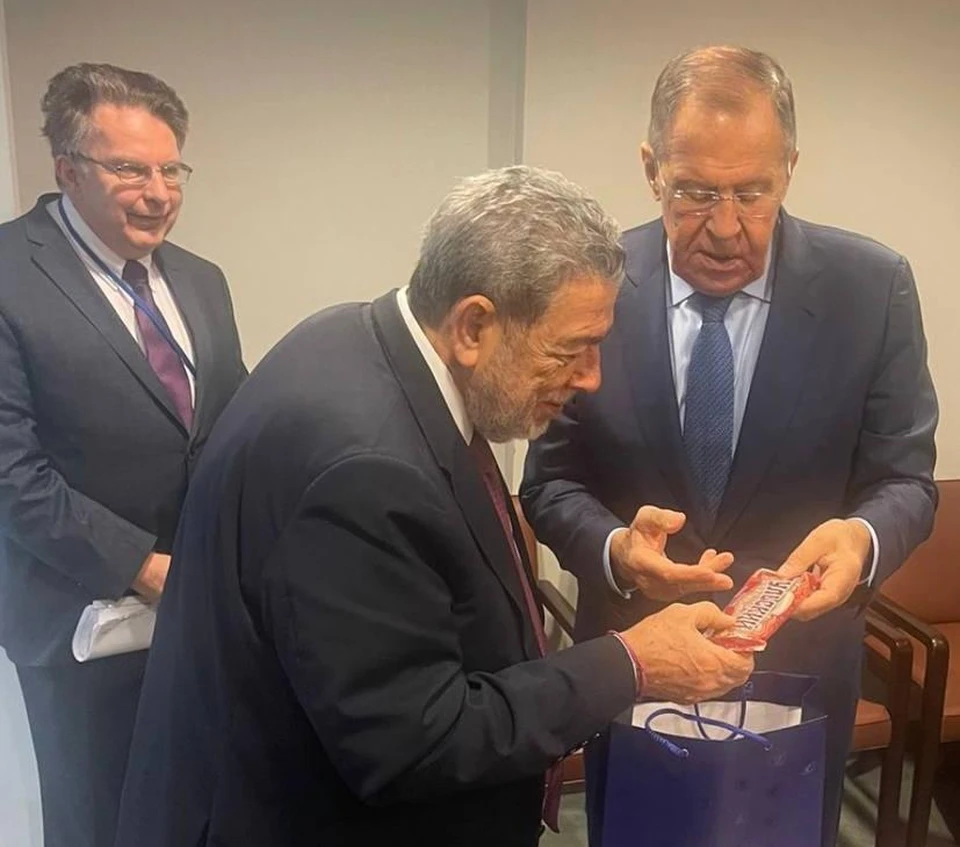 Сергей Лавров подарил тульские пряники премьер-министру и министру иностранных Сент-Винсента и Гренадин