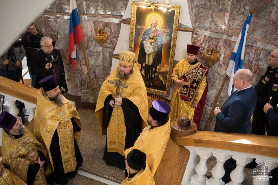 Молебен перед иконой в день 275-летия святого праведного воина Феодора Ушакова. Фото: Михаил Развожаев