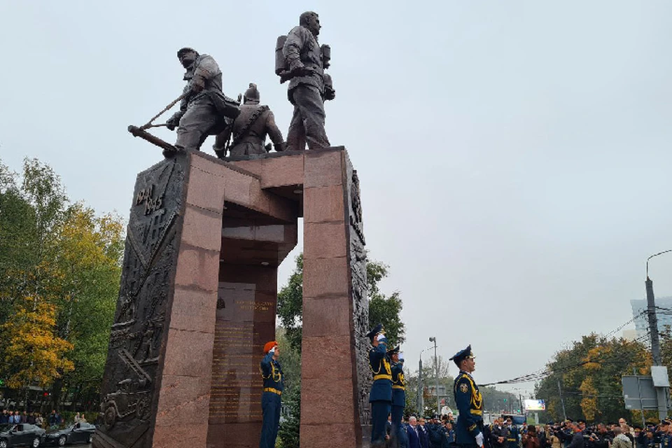 Памятник «Пожарным и спасателям» находится на проспекте Гагарина.