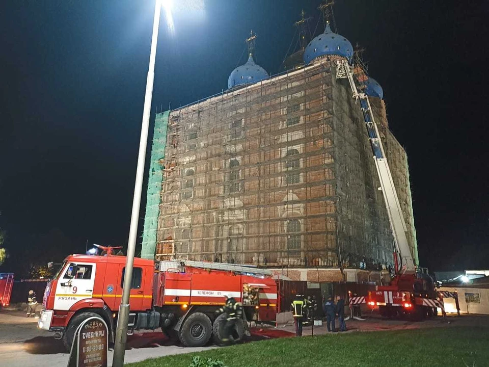 В Рязанском кремле на кровле Успенского собора произошло короткое замыкание.
