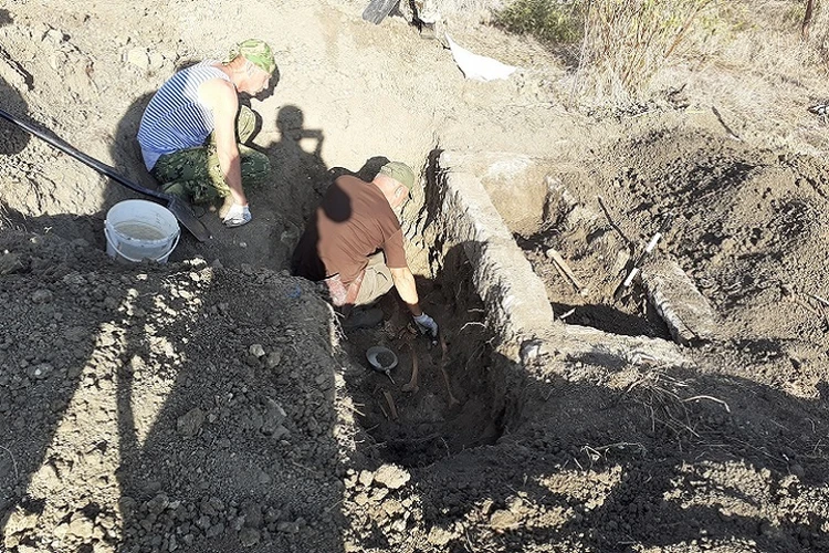 Копал огород и нашел могилу: крымчанин обнаружил за домом останки восьми красноармейцев