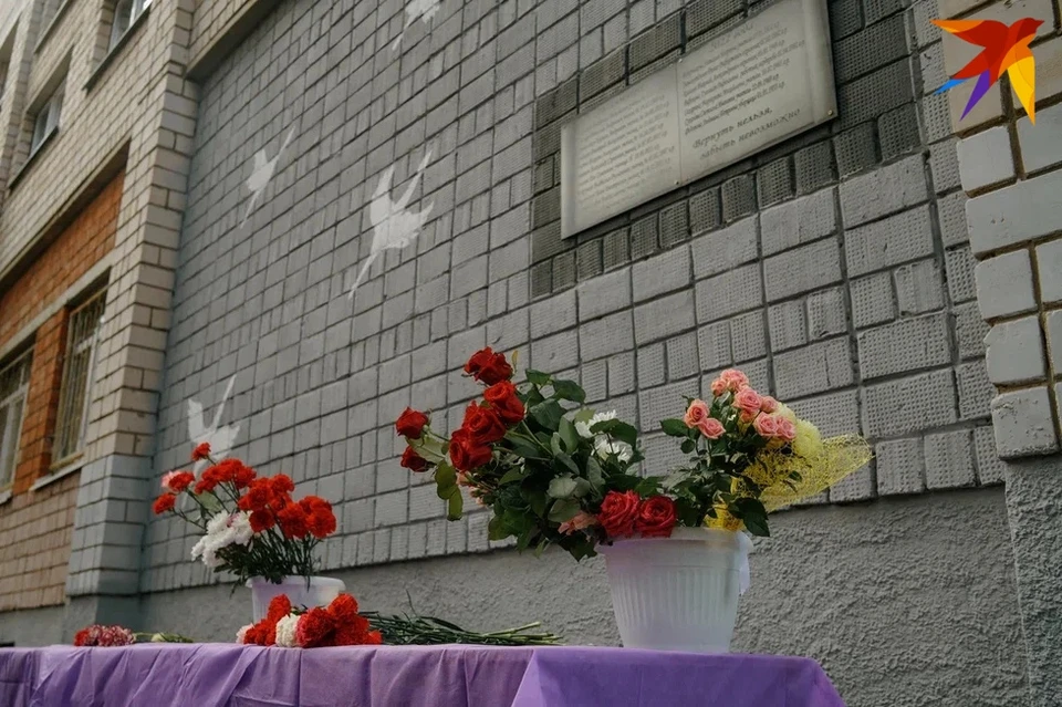 Мемориал у школы №88 в 2023 году