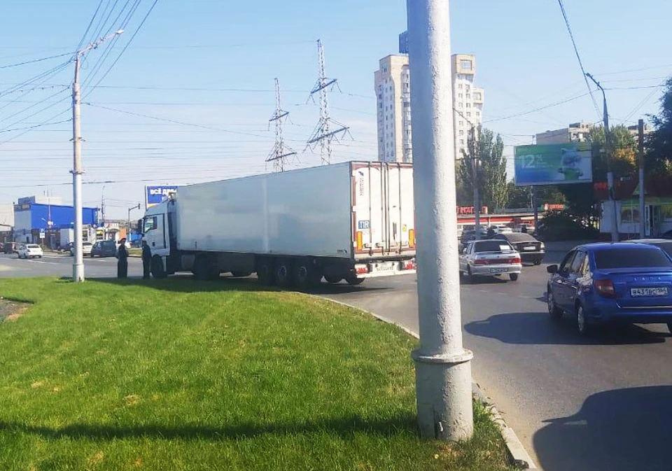 Фото: Утром на Вольском тракте фура MAN сбила пенсионерку – женщина скончалась в больнице (ГИБДД по Саратову)