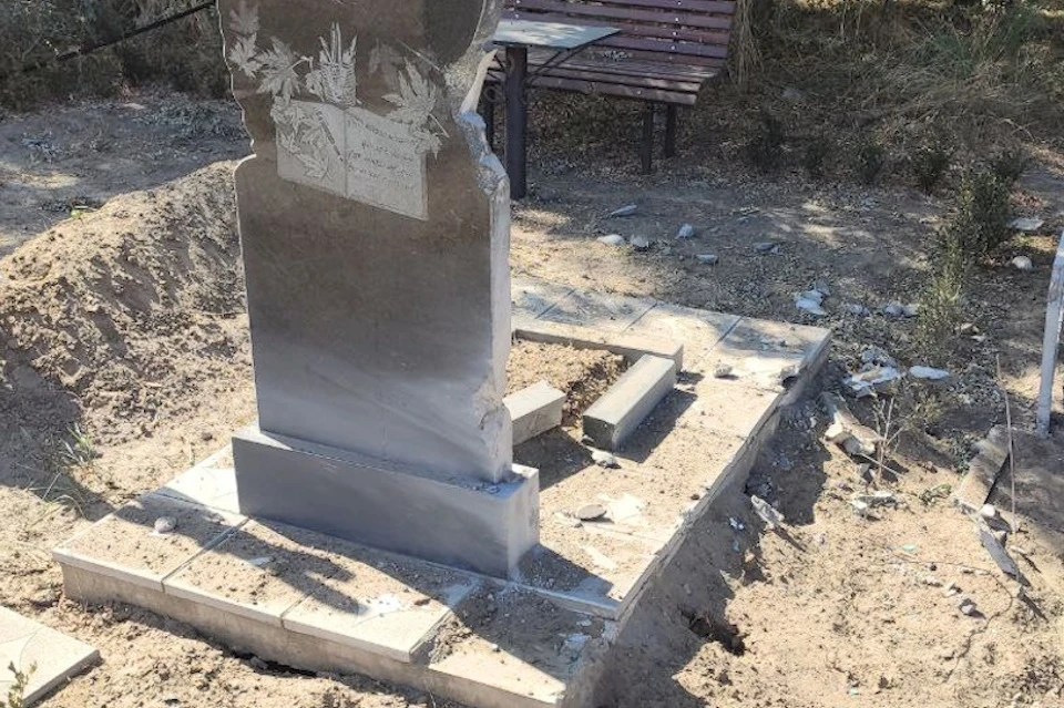Во время обстрела повреждены надгробные плиты Фото: Новокаховская администрация