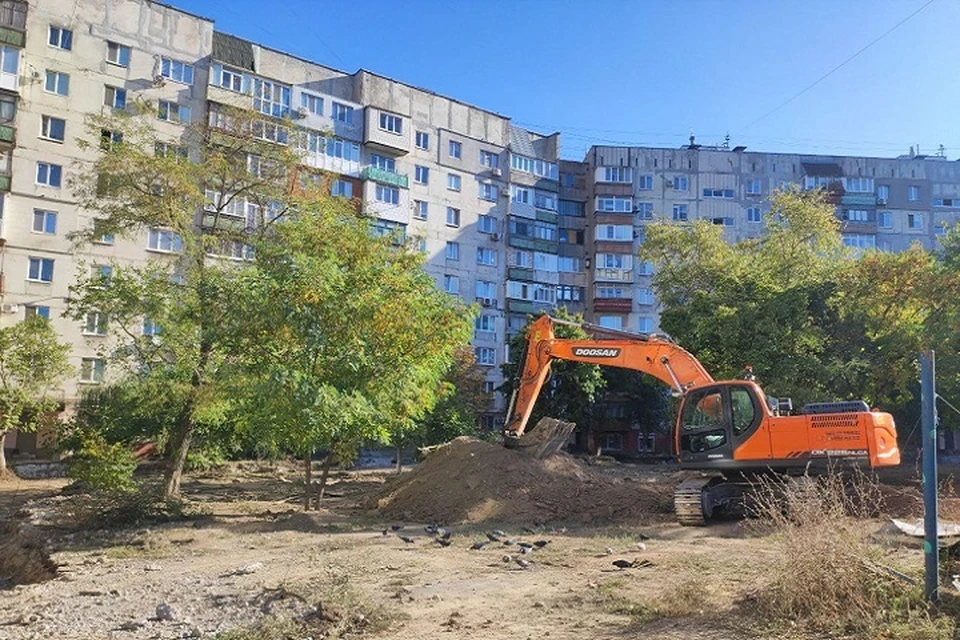 Петербург продолжает ремонт многоквартирных домов и придворовых территорий Мариуполя. Фото: Администрация города Мариуполя