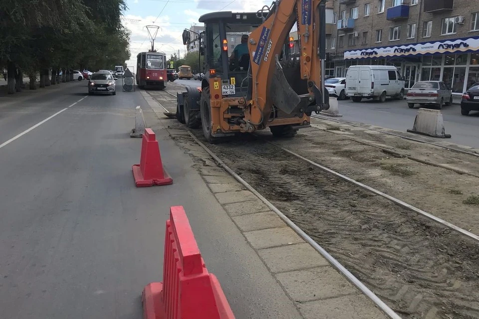 Рабочие снимают старую плитку между рельсов по пр. Ленина в районе перекрестка с ул. Московской. Фото: «Урал56.Ру»