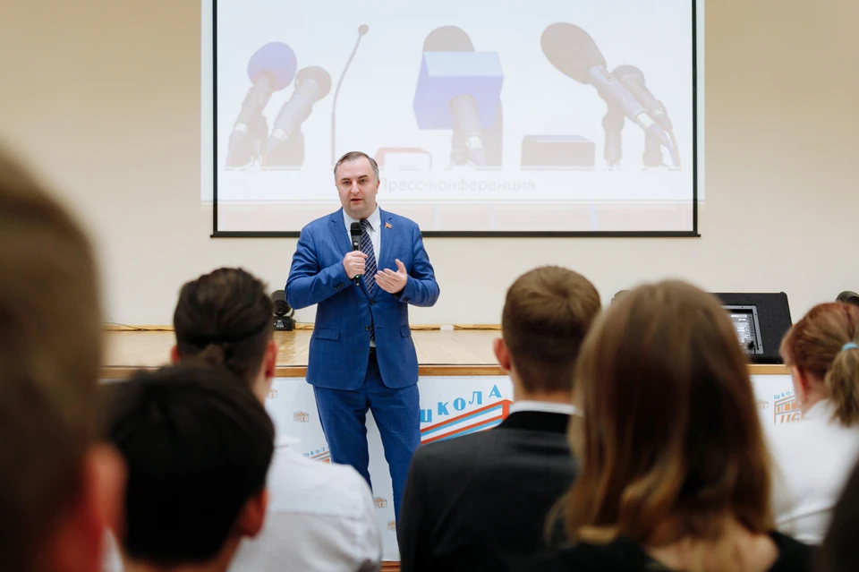 Олег Гербер поговорил о выборах с учениками самой большой школы Челябинска. Фото: Законодательное Собрание Челябинской области