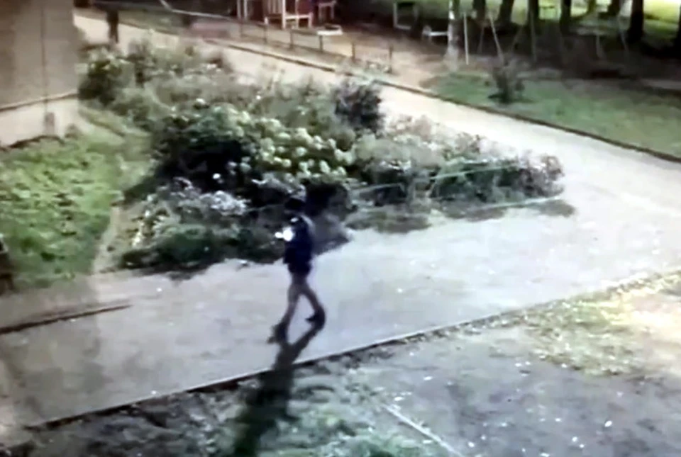 Кадр съемки курьера мошенников во время очередного прихода за деньгами. Фото: УМВД России по Тверской области