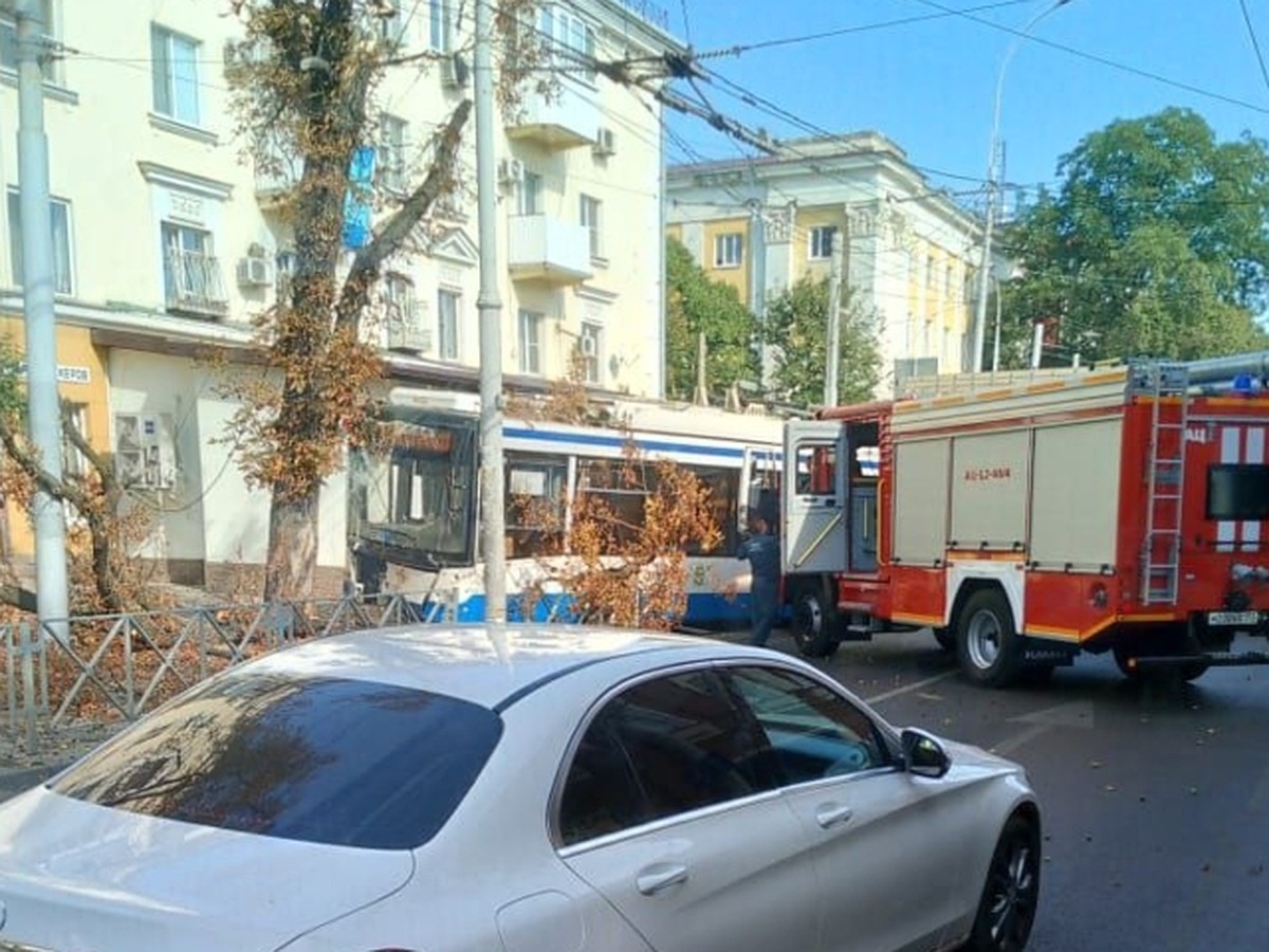 В центре Краснодара троллейбус врезался в дерево - KP.RU