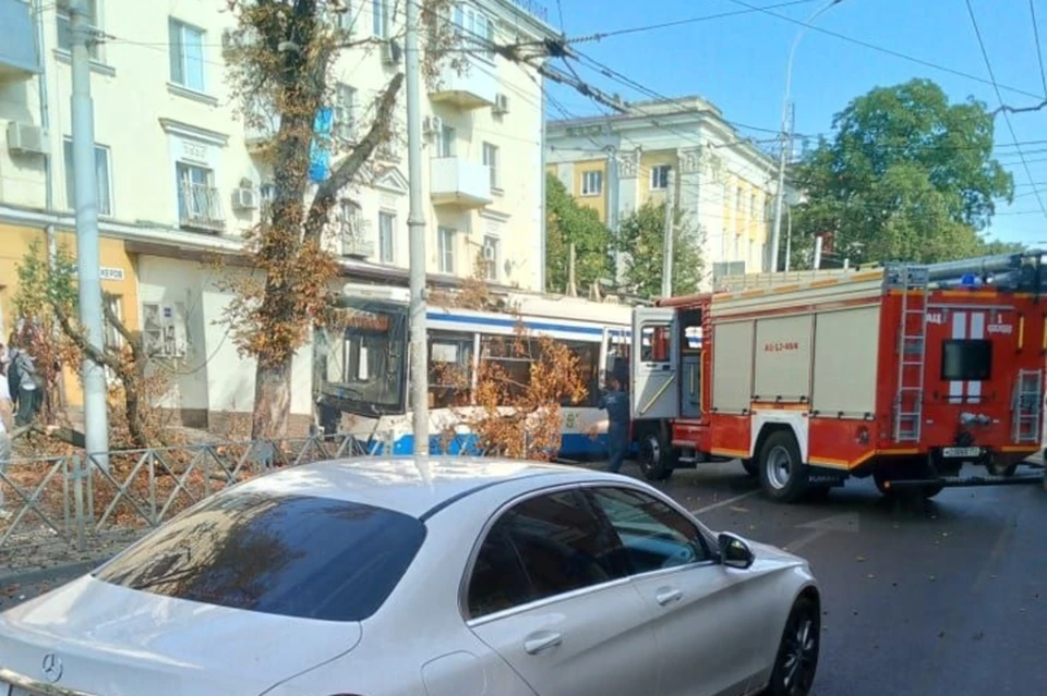 Троллейбус врезался в дерево в Краснодаре. Фото: t.me/krasnodar_transport