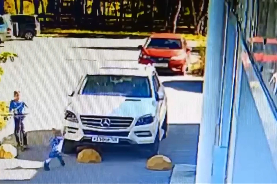 Увесистый камень влетел в стекло машины. Фото: принтскрин с видео