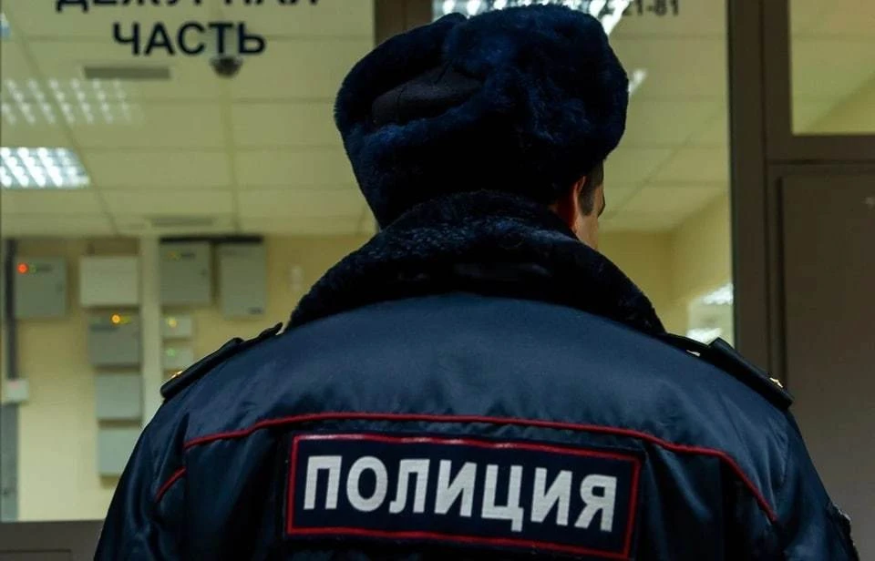 В Якутске мужчина, угрожая палкой продавцу магазина, забрал из кассы магазина деньги. Фото: соцсети