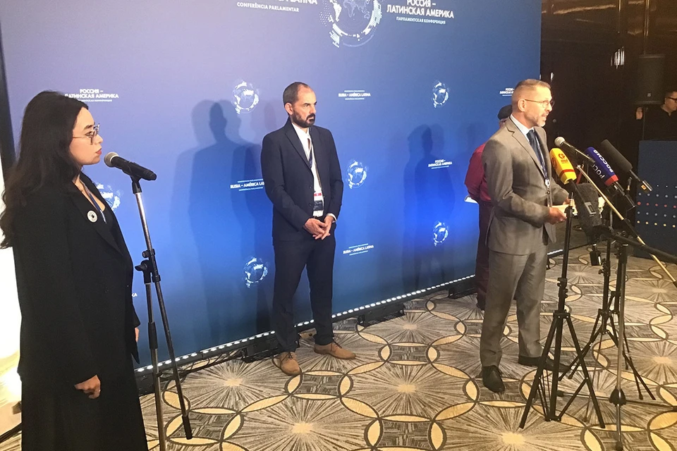 Гость парламентской конференции Хосе Крус Кампаньоли (в центре)