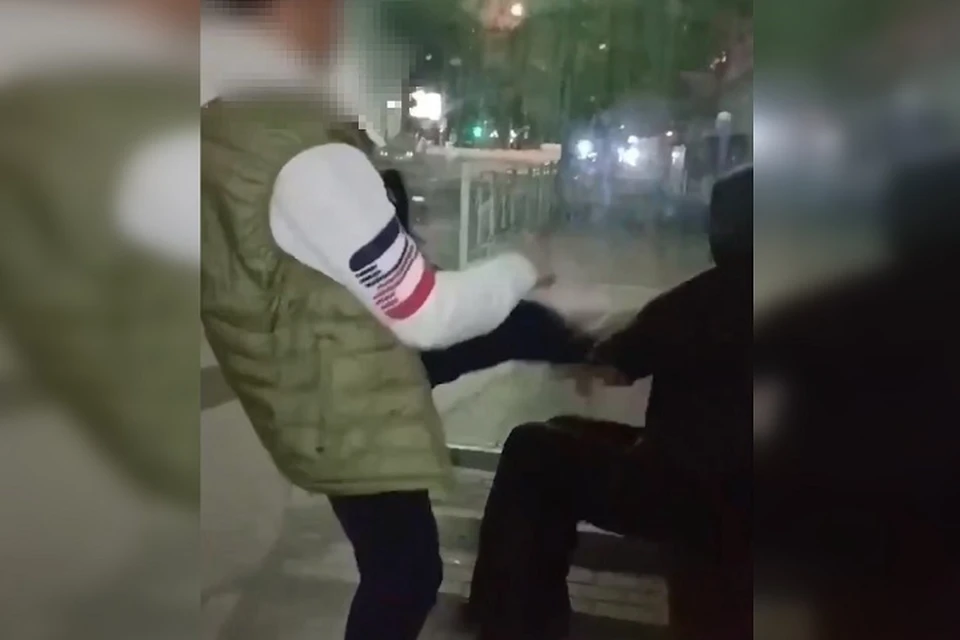 Полиция нашла переславских подростков, избивших инвалида. Скриншот с видео, соцсети